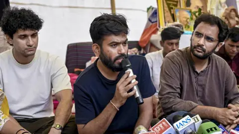 যন্তর মন্তরে বিক্ষোভের অনুমতি চাইতে থানায় যাচ্ছে ককরোচ 