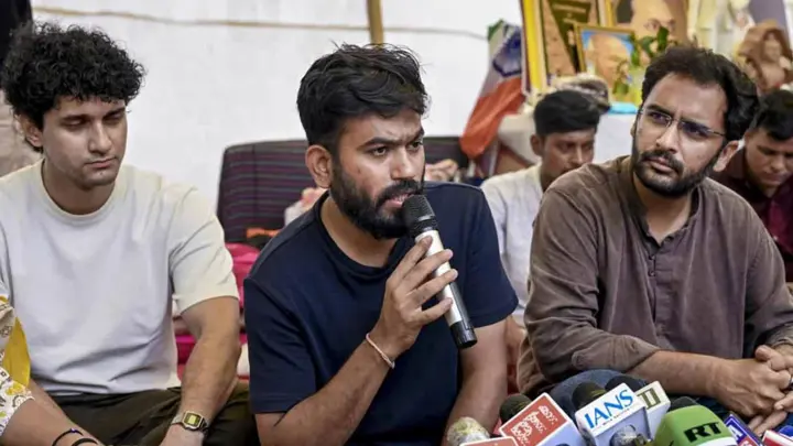 যন্তর মন্তরে বিক্ষোভের অনুমতি চাইতে থানায় যাচ্ছে ককরোচ