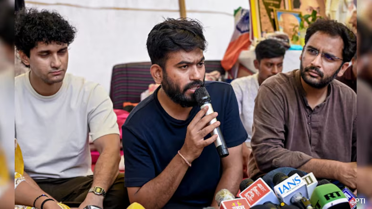ছাত্রশক্তি দীর্ঘজীবী হোক, শিক্ষামন্ত্রীর পদত্যাগের প্রতিক্রিয়ায় ককরোচ পার্টি 