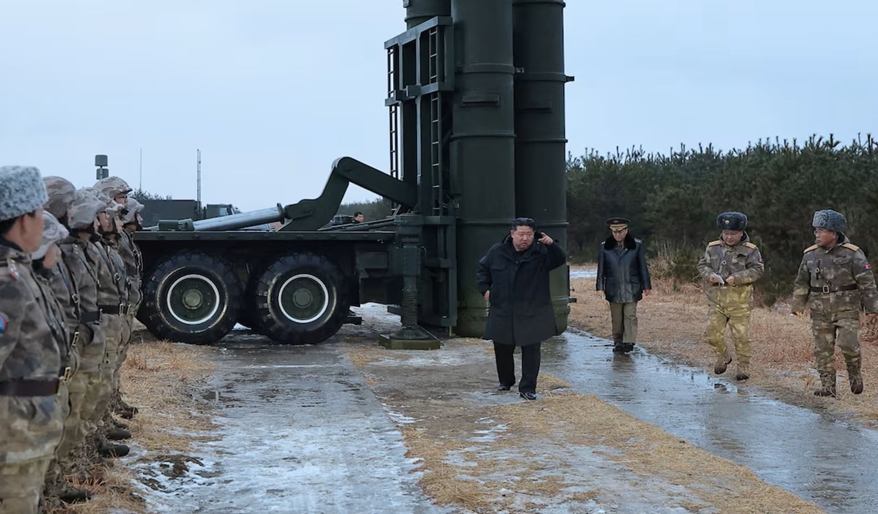 নিজে উপস্থিত থেকে ক্ষেপণাস্ত্র পরীক্ষার তত্ত্বাবধান করলেন কিম