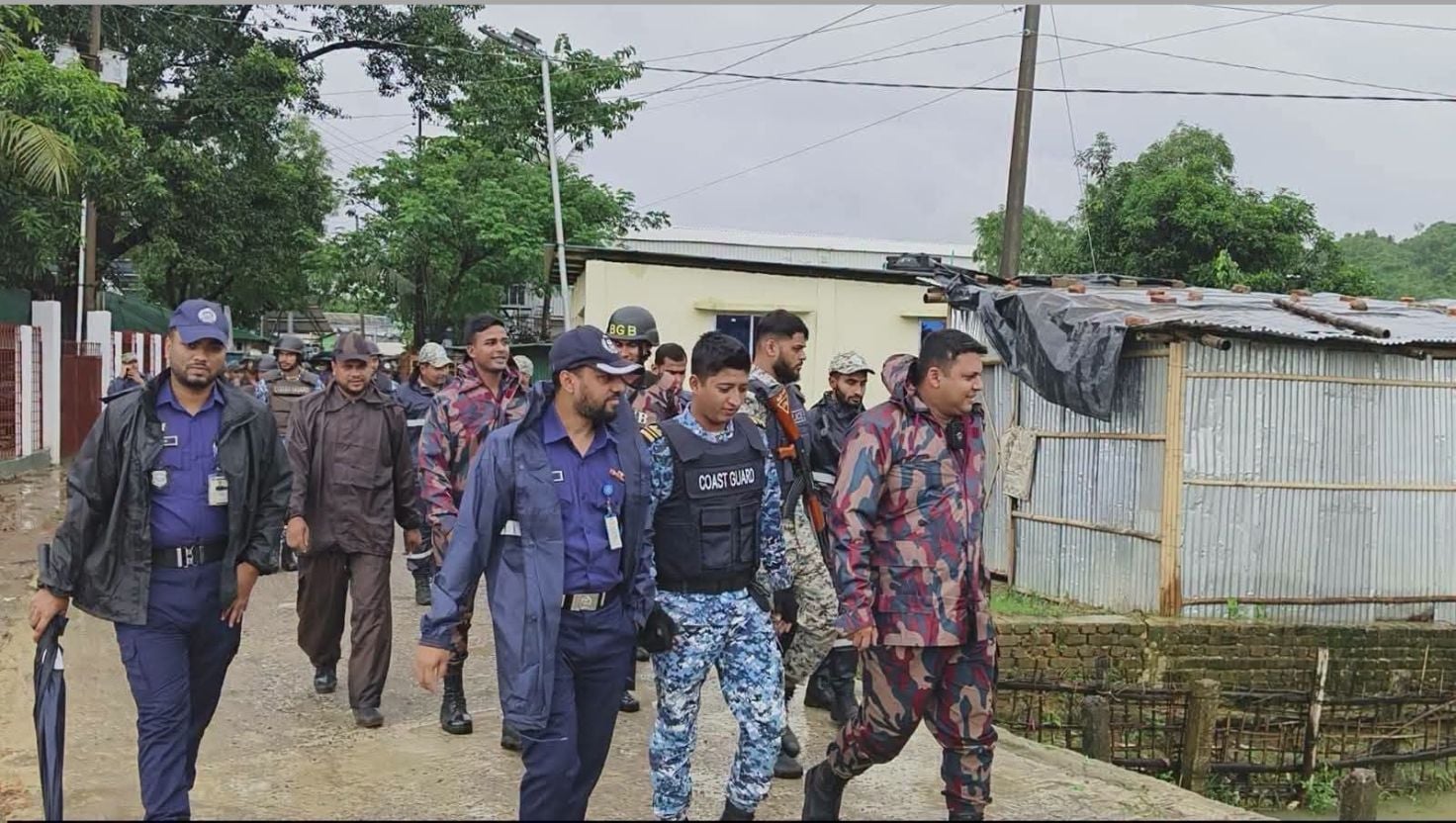 টেকনাফের রোহিঙ্গা ক্যাম্পে যৌথ অভিযানে অস্ত্র উদ্ধার 