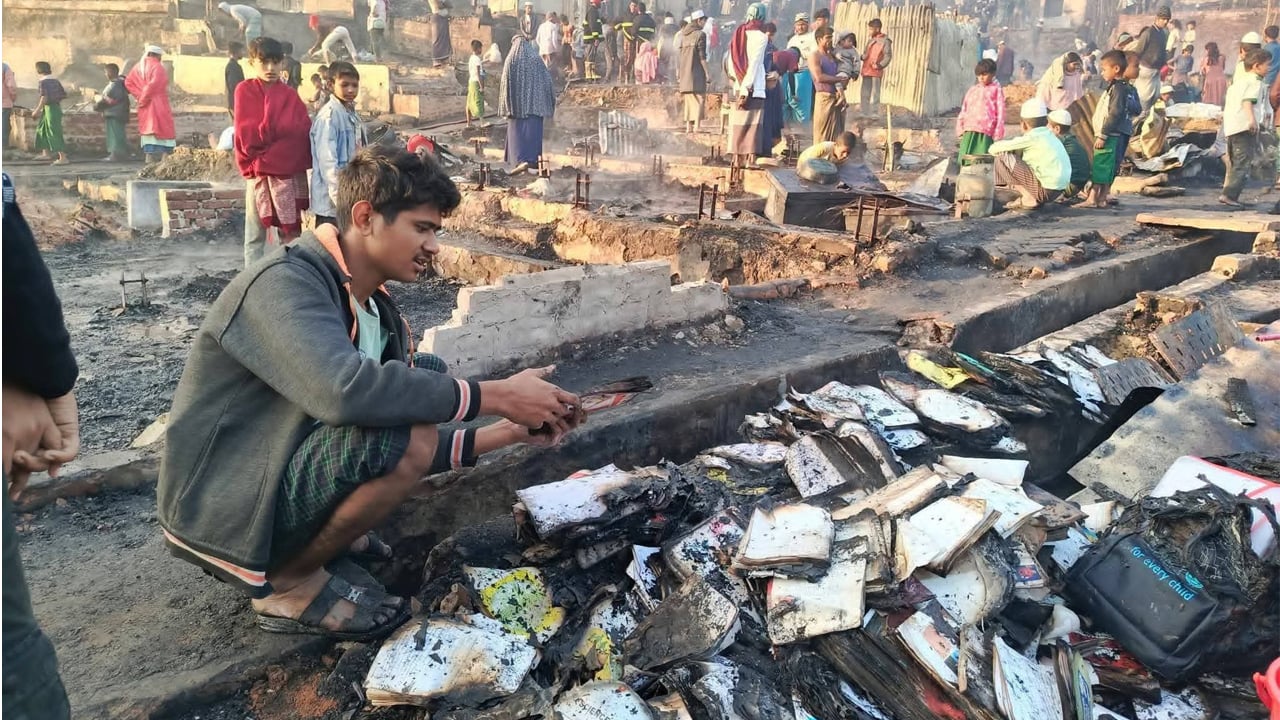 রোহিঙ্গা ক্যাম্পে ভয়াবহ অগ্নিকাণ্ডে তিন শতাধিক ঘর পুড়ে ছাই