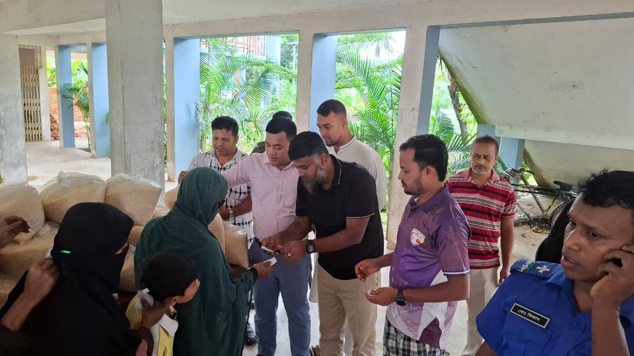ঈদগাঁওয়ে আড়াই শতাধিক দুর্গত পরিবারে উপজেলা প্রশাসনের ত্রাণ বিতরণ
