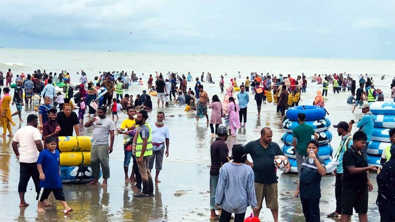 কক্সবাজারে লাখো পর্যটকের ঢল