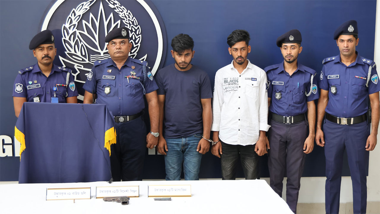 চট্টগ্রামে বিদেশি পিস্তলসহ দুই সন্ত্রাসী আটক