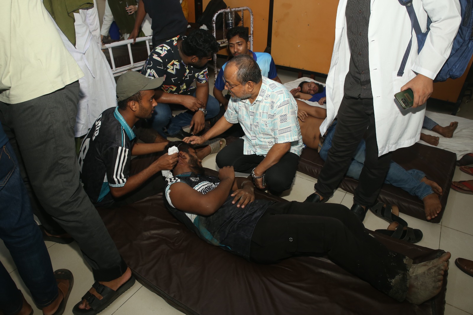 হাসপাতালে ভর্তি চবির শত শত শিক্ষার্থী