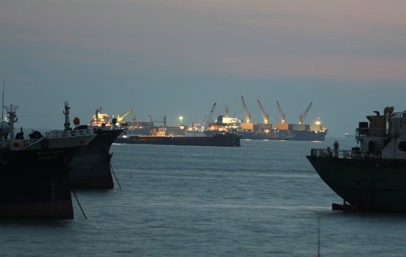 লাইটার জাহাজ সংকটে চট্টগ্রাম বন্দরে অচলাবস্থা