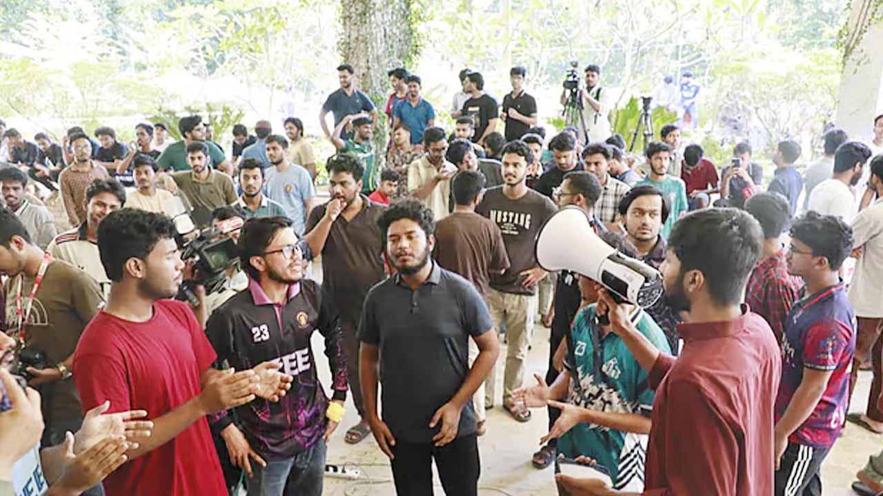 উপাচার্য ভবনের সামনে অবস্থান নিয়ে শিক্ষার্থীদের বিক্ষোভ