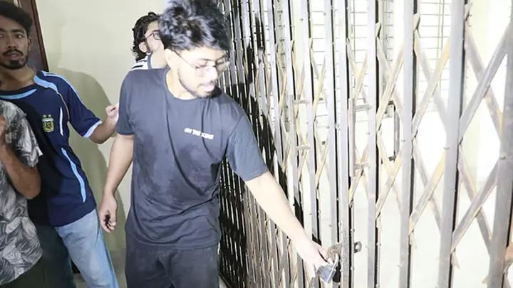 উপাচার্যকে ভেতরে রেখে চুয়েটের ভিসি ভবনে তালা, বিদ্যুৎ সংযোগ বিচ্ছিন্ন