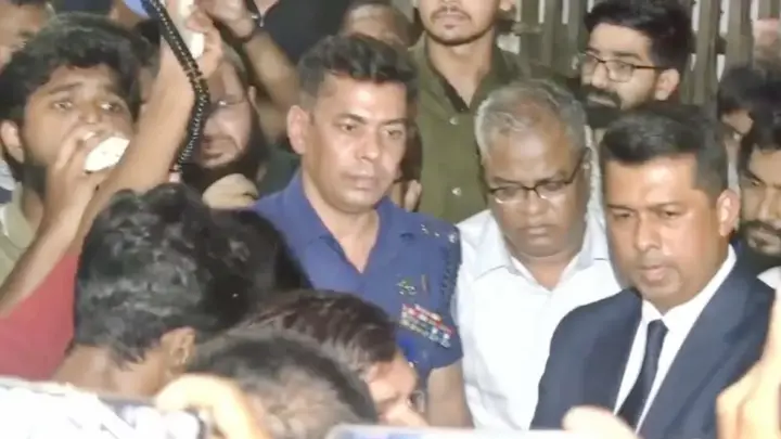 ‘চুয়েটে না ফেরার শর্তে’ পুলিশি পাহারায় ক্যাম্পাস ছাড়লেন ভিসি