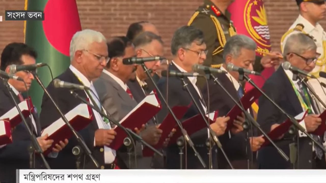 শপথ নিলেন মন্ত্রিপরিষদের সদস্যরা