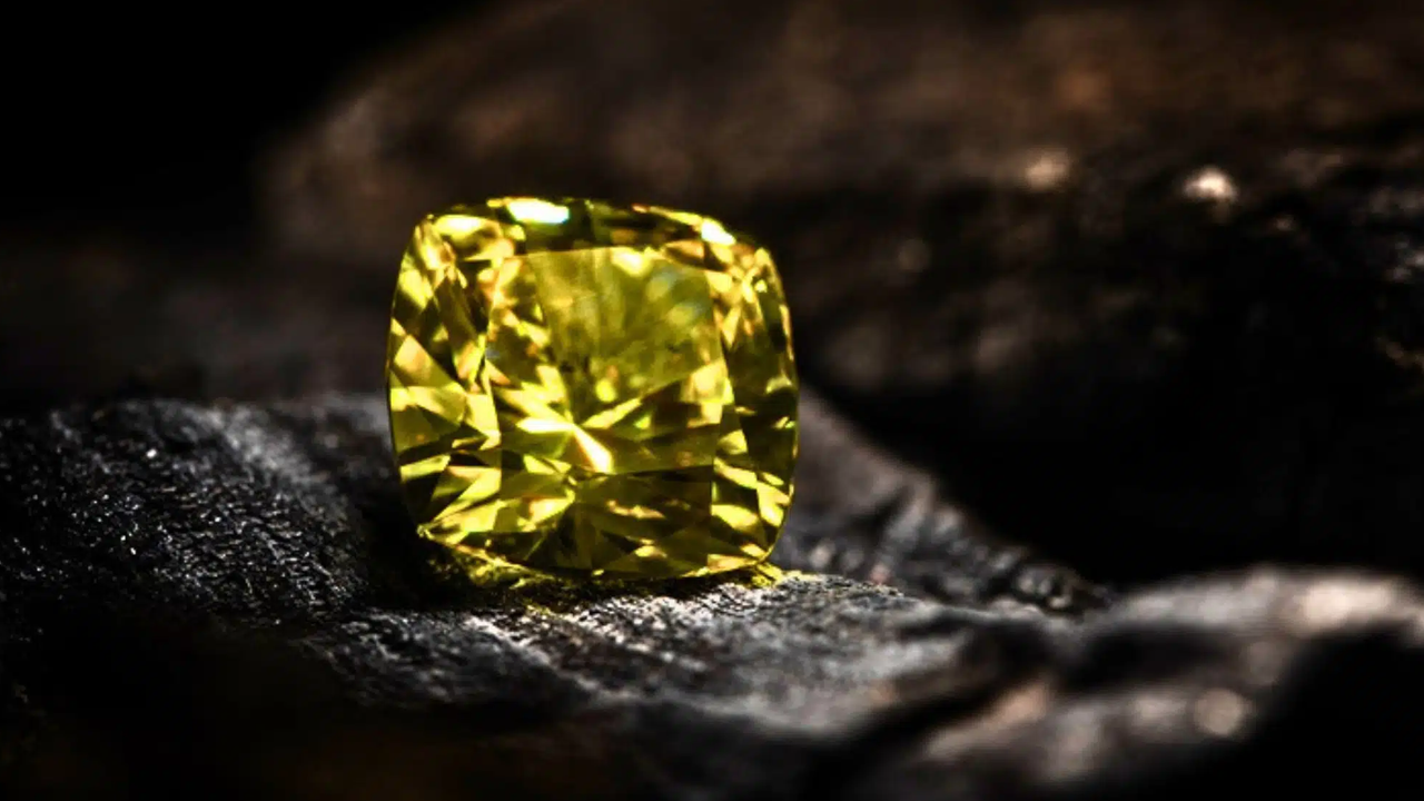 কানাডার আর্কটিকে ২ বিলিয়ন বছর পুরোনো বিরল হলুদ হীরা উদ্ধার