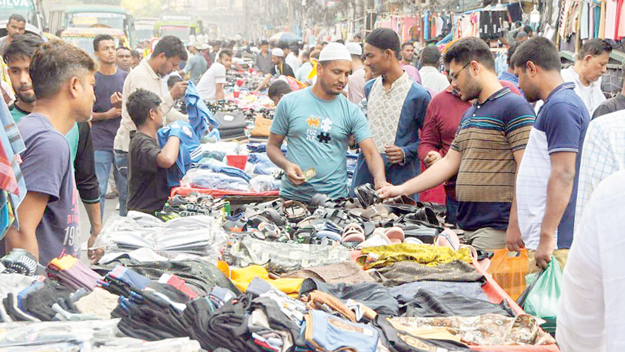 ফুটপাতেও শোভা পাচ্ছে ঈদের নতুন কালেকশন