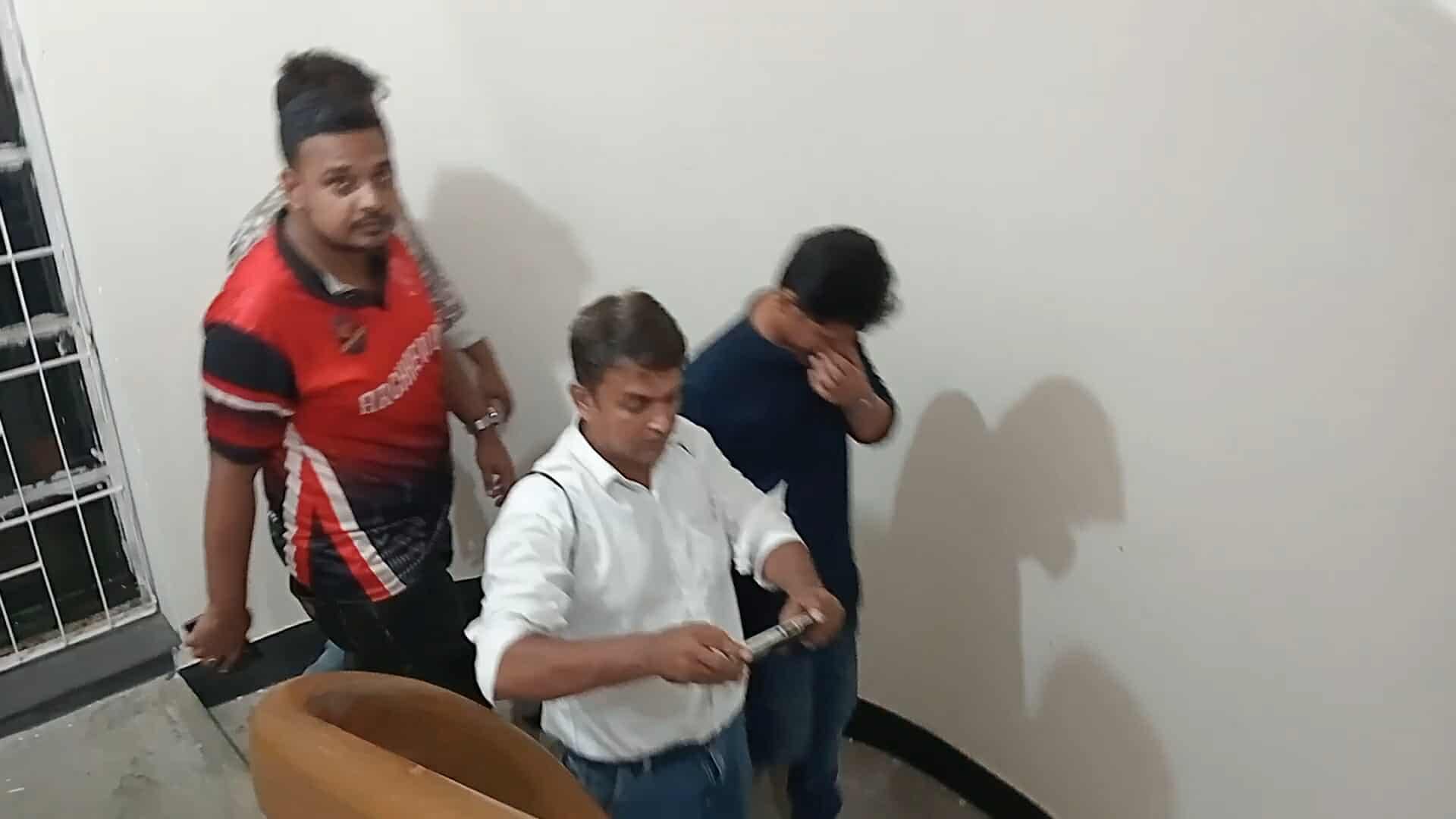 ব্যালট বক্সের সাথে ছাত্রদল নেতা, সাংবাদিকের ফোন কেড়ে নিয়ে ভিডিও ডিলিট