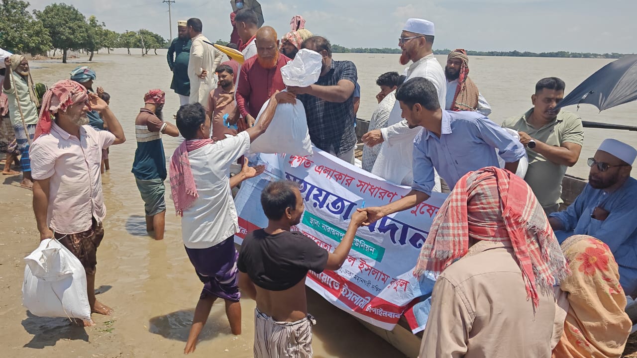 চাঁপাইনবাবগঞ্জে পানিবন্দি ৩৫০ পরিবারের পাশে জামায়াত