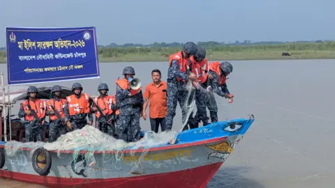 চাঁদপুরে মা ইলিশ রক্ষায় নৌবাহিনীর অভিযানে ৭ কোটি টাকার জাল জব্দ