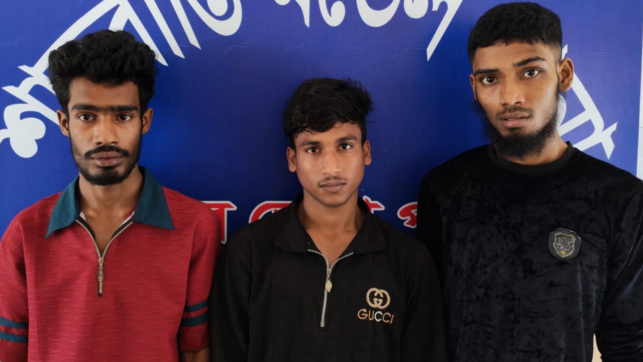 ডাকাতির প্রস্তুতিকালে পিকআপ ভ্যানসহ ৩ ডাকাত আটক