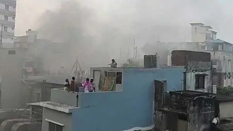 চকবাজারে বাণিজ্যিক ভবনে আগুন, নিয়ন্ত্রণে ফায়ার সার্ভিসের ৫ ইউনিট