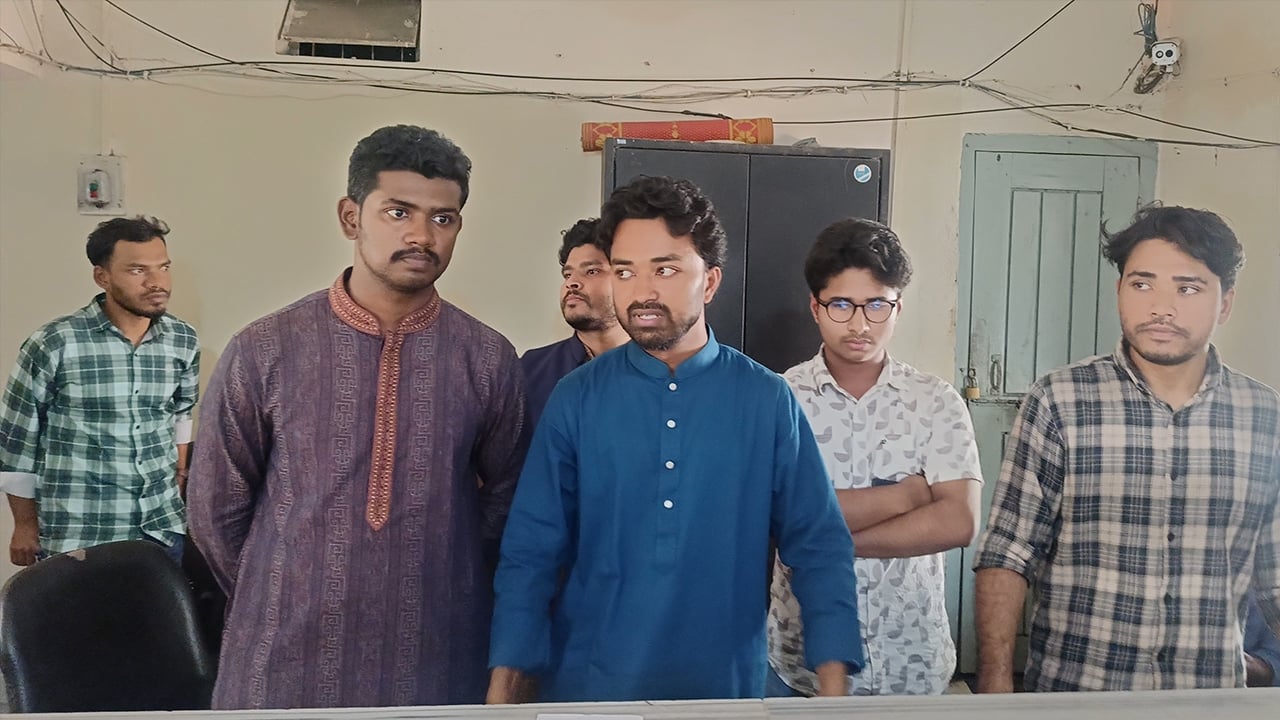 শাহরাস্তিতে সরকারবিরোধী লিফলেট বিতরণ, আটক ৭