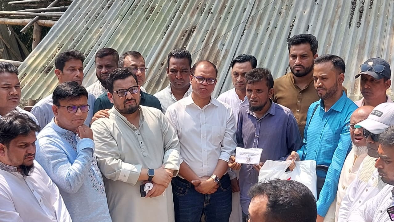 চন্দনাইশে অসহায় গিয়াস উদ্দিনের পরিবারের পাশে তারেক রহমান