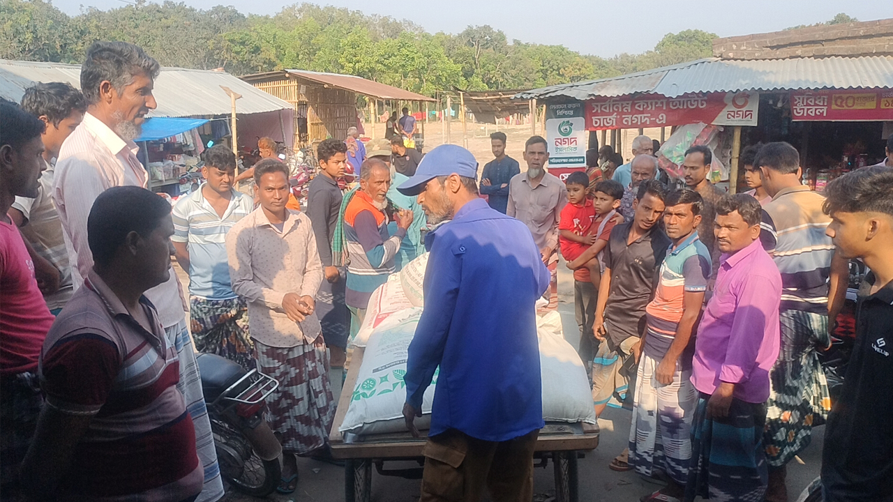 ভিজিএফের চালসহ ইউপি সদস্যের ভাতিজা আটক