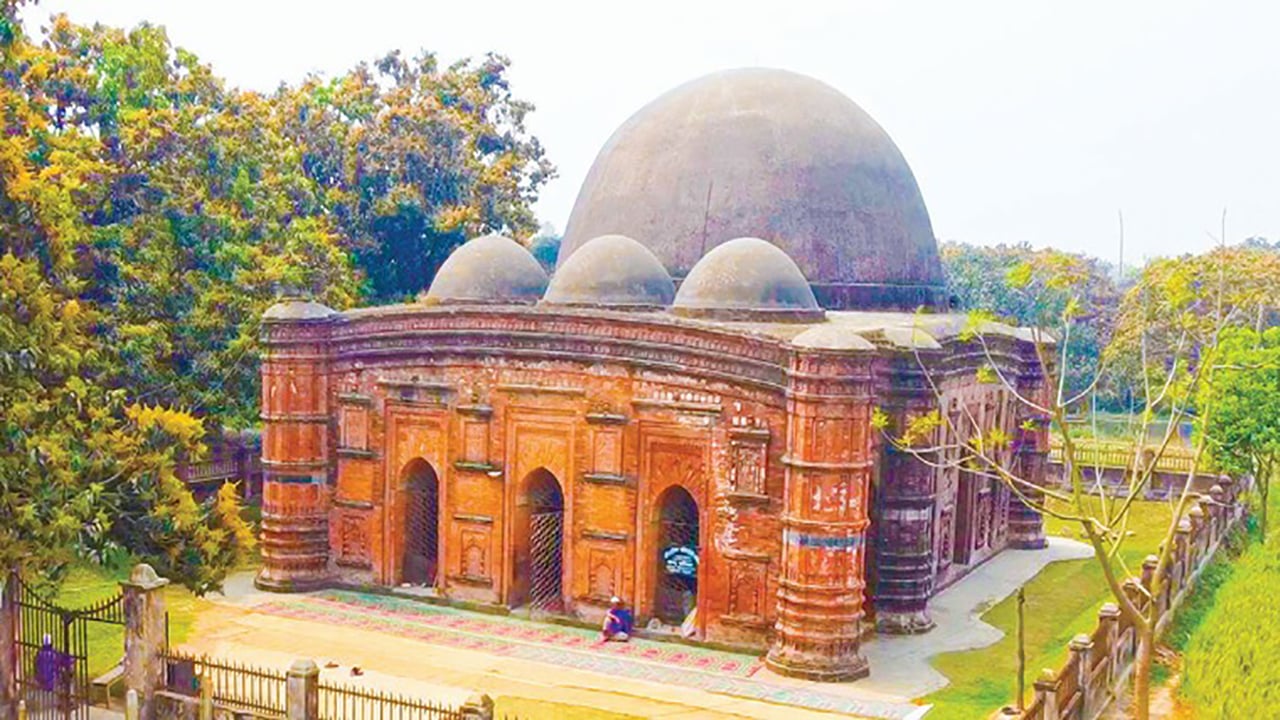 ৫০০ বছর বয়সি ঐতিহাসিক খনিয়াদিঘি মসজিদ