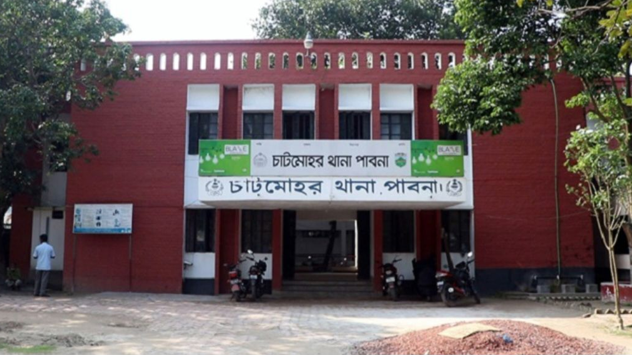 চাটমোহরে ভ্যানচালককে গলা কেটে হত্যা