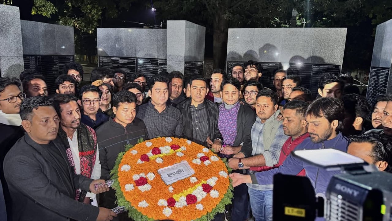 শহীদ বুদ্ধিজীবীদের প্রতি ঢাবি ছাত্রদলের শ্রদ্ধা নিবেদন