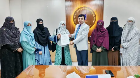 নিকাব পরিহিত শিক্ষার্থীকে হেনস্তার প্রতিবাদে মানববন্ধন, ৭ দফা দাবি ছাত্রী সংস্থার
