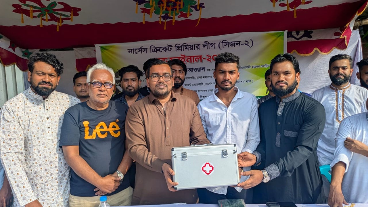 ‘ফার্স্ট এইড বক্স’ উপহার পেলেন সিএনজি চালানো সেই ছাত্রদল নেতা