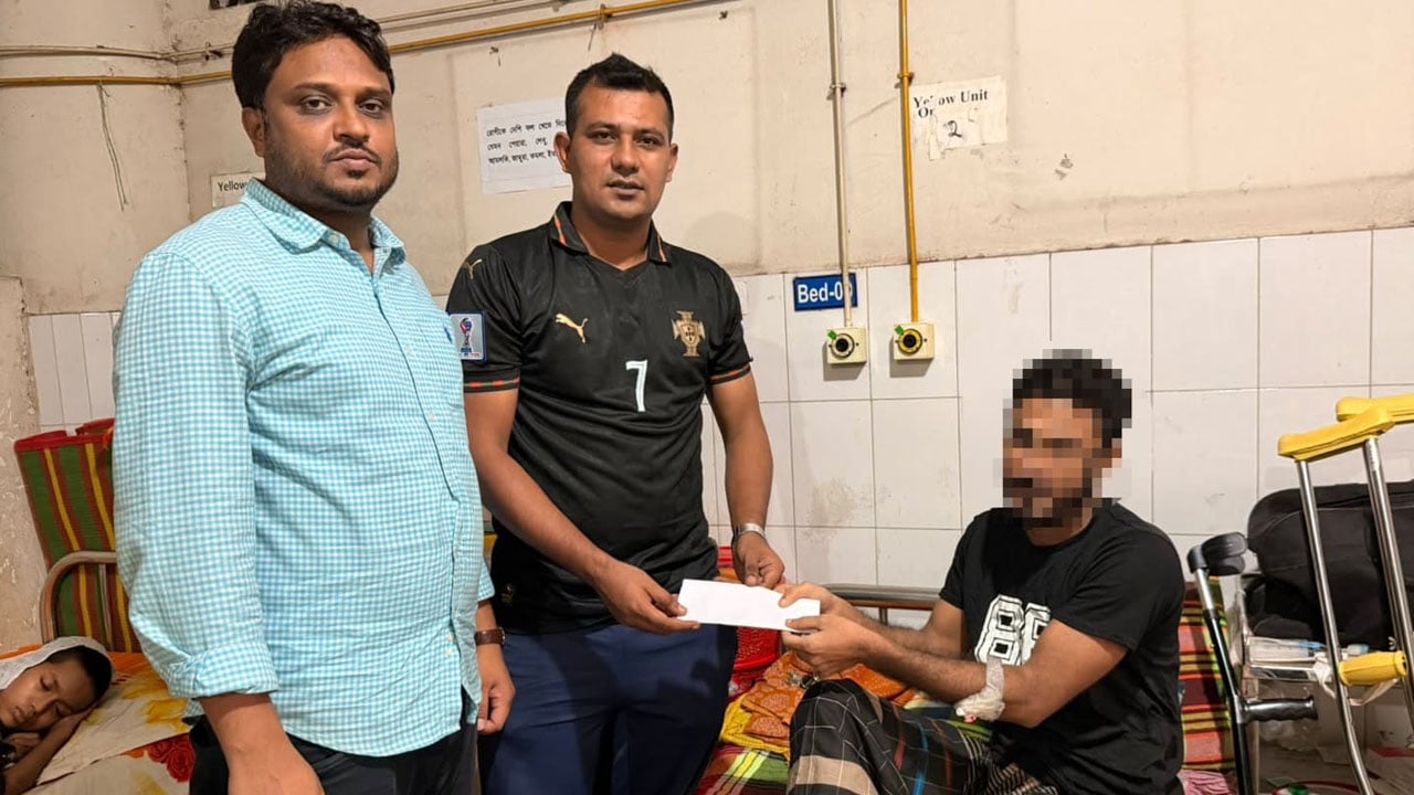দুর্ঘটনায় আহত প্রবাসীর চিকিৎসায় সহায়তার হাত বাড়ালেন ছাত্রদল নেতা