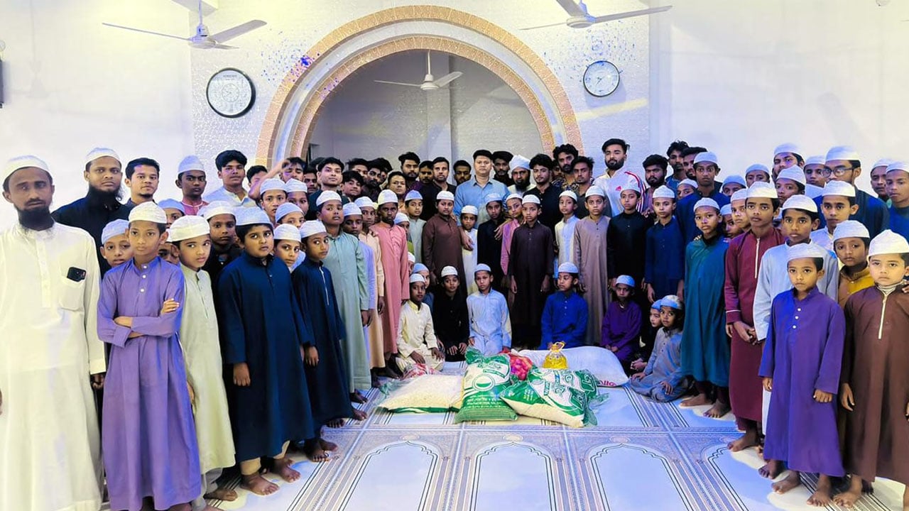 খালেদা জিয়ার মাগফেরাত কামনায় ছাত্রদলের ইফতার সামগ্রী বিতরণ