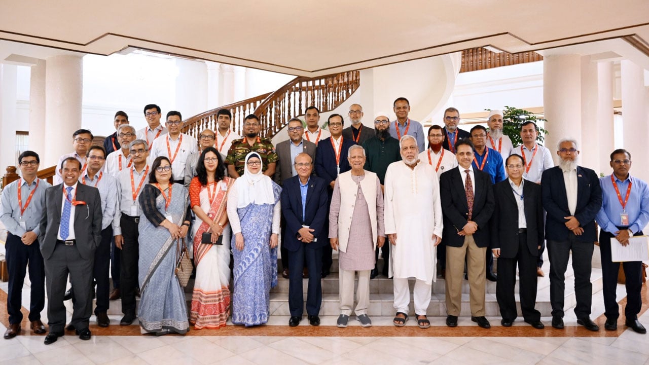 ঈদ নির্বিঘ্ন হওয়ায় কর্মকর্তাদের অভিনন্দন জানালেন প্রধান উপদেষ্টা