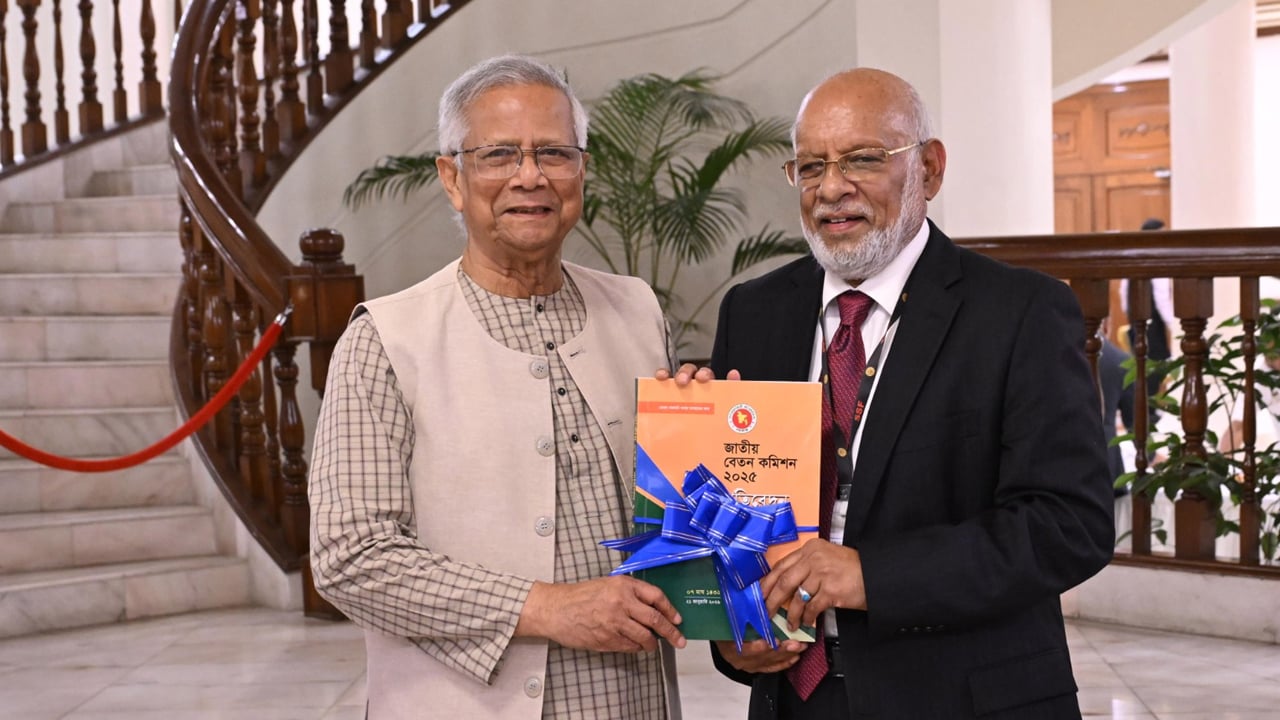 প্রধান উপদেষ্টার কাছে জাতীয় বেতন কমিশনের প্রতিবেদন জমা