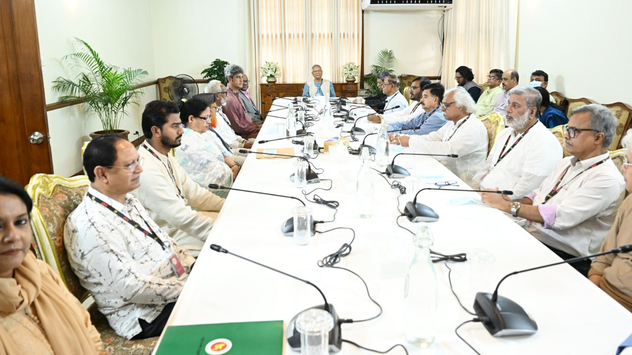 আরো ১৩ দলের নেতাদের সঙ্গে বৈঠকে প্রধান উপদেষ্টা