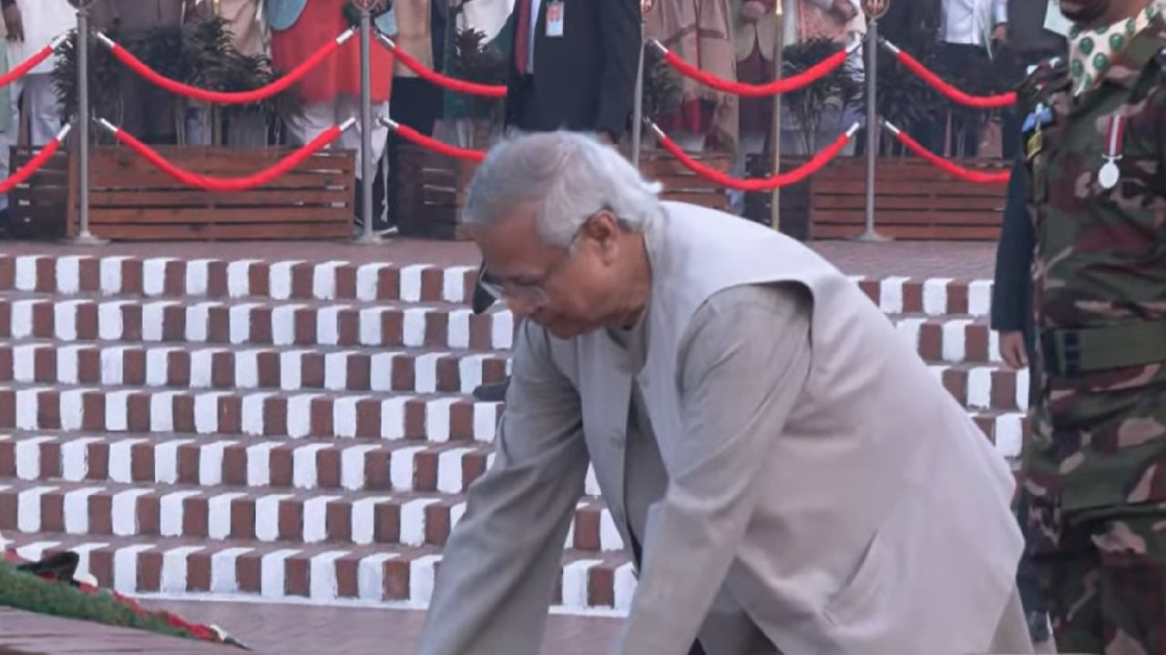 জাতীয় স্মৃতিসৌধে প্রধান উপদেষ্টার শ্রদ্ধা নিবেদন