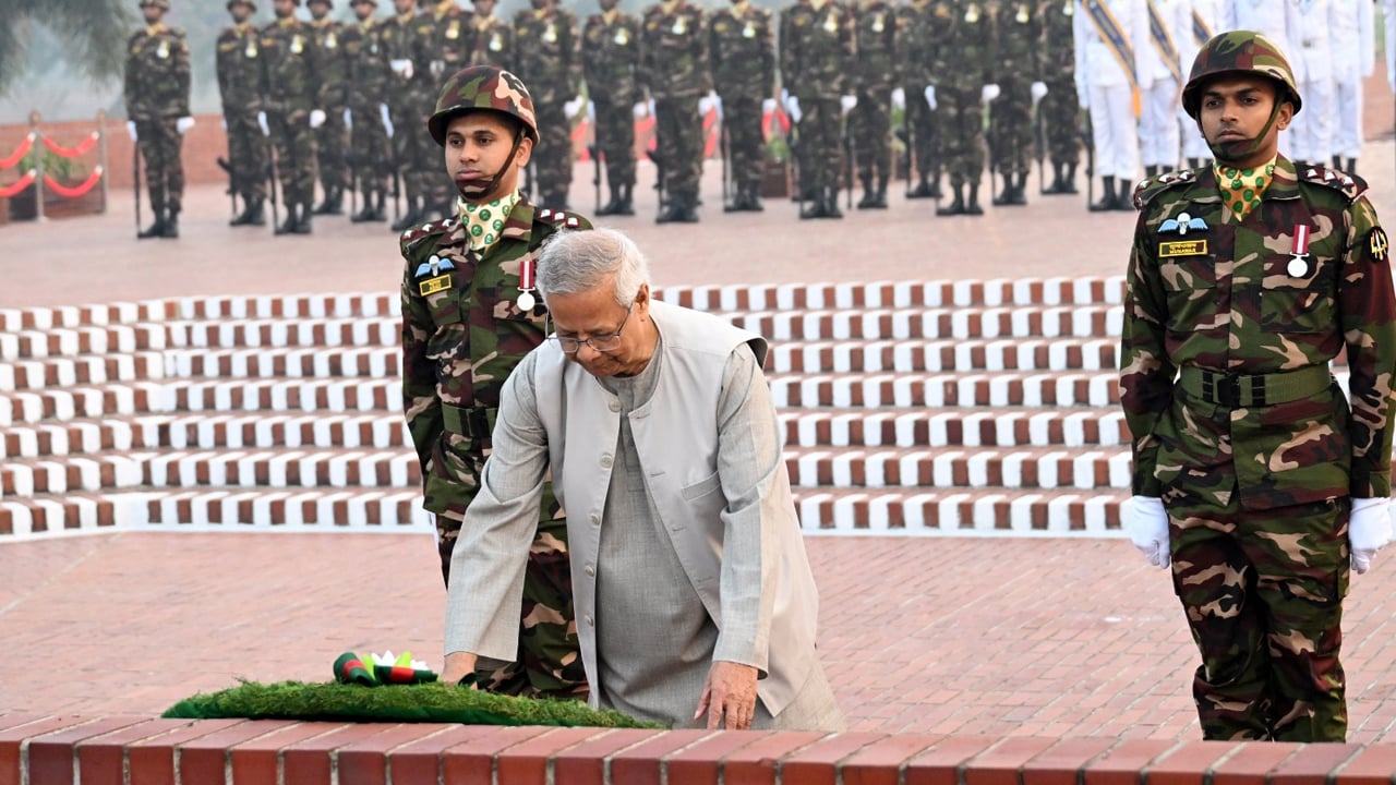 জাতীয় স্মৃতিসৌধে প্রধান উপদেষ্টার শ্রদ্ধা নিবেদন