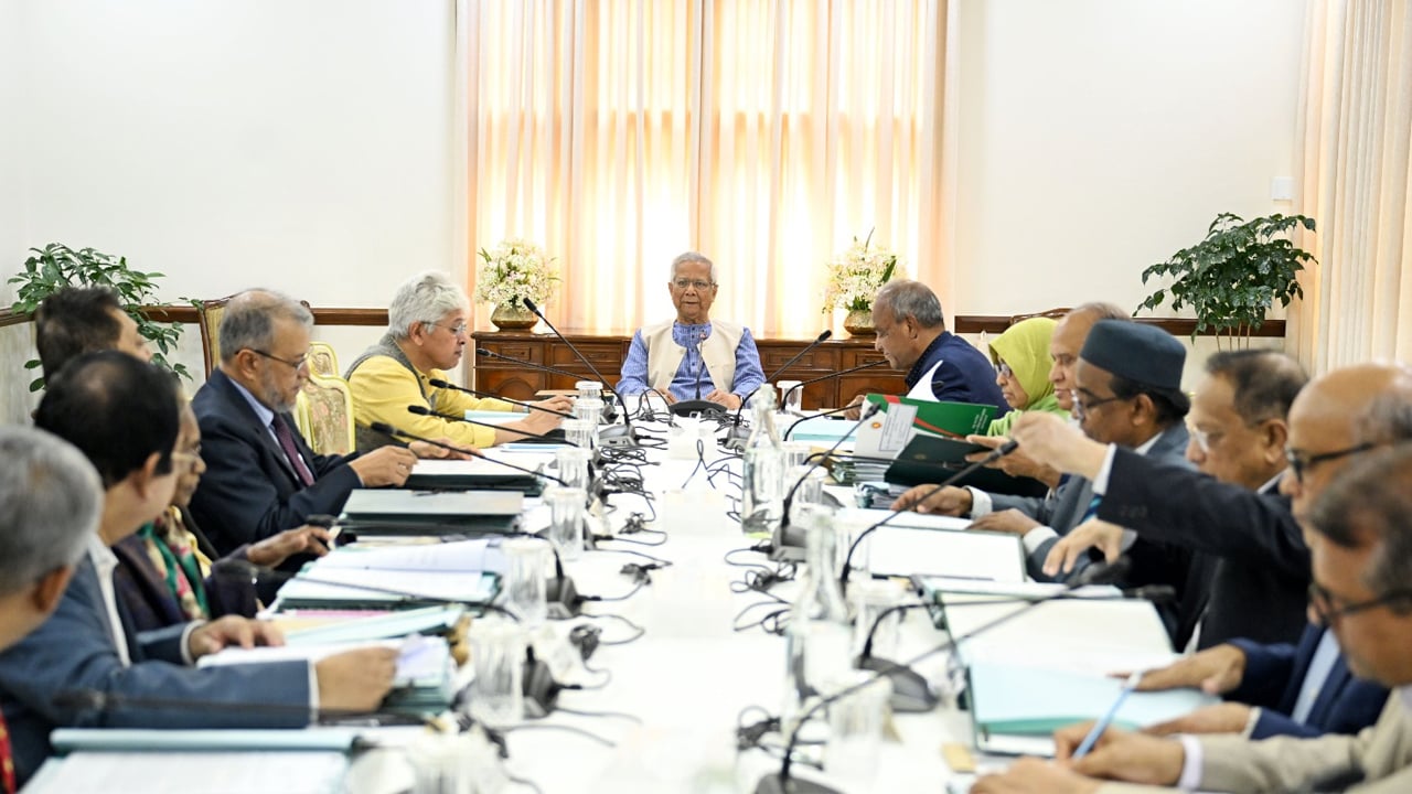 নির্বাচনের আগে লুটের অস্ত্র উদ্ধারে জোর দিয়েছেন প্রধান উপদেষ্টা