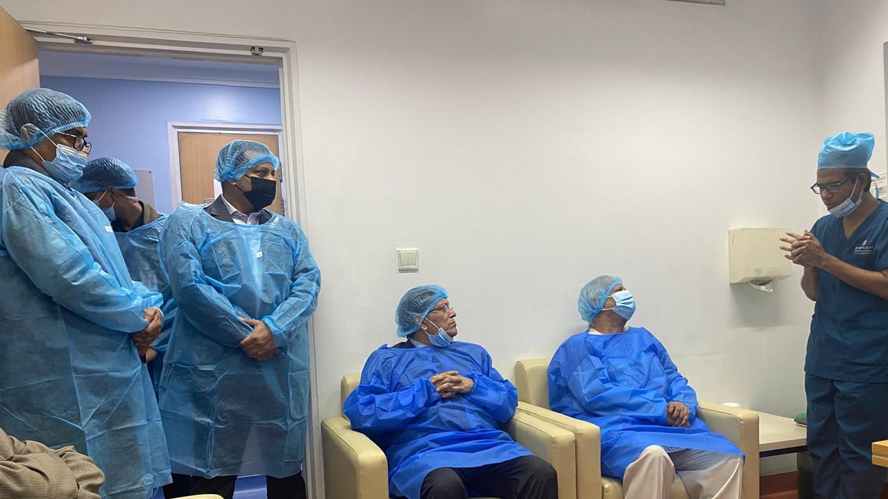 খালেদা জিয়াকে দেখতে এভারকেয়ারে প্রধান উপদেষ্টা