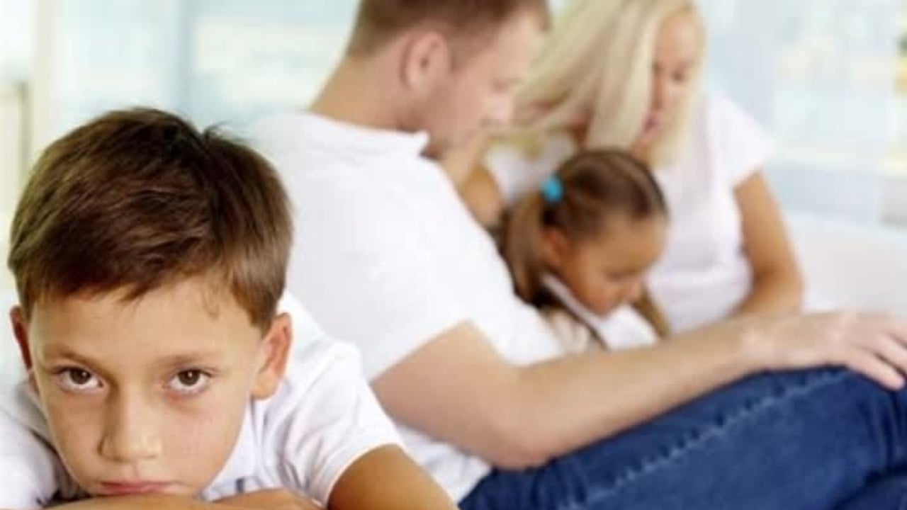 বাবা-মায়ের পক্ষপাতিত্ব সন্তানদের ওপর কী প্রভাব ফেলে