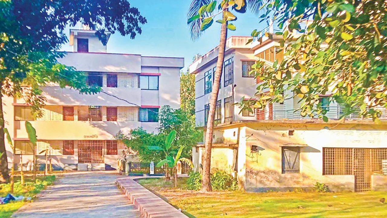 উদ্বোধনের চার বছরেও চালু হয়নি চিরিরবন্দর মা ও শিশু কল্যাণ কেন্দ্র