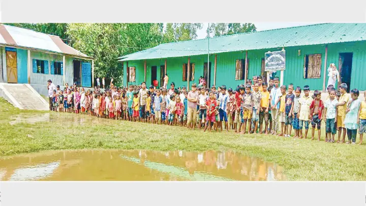 ভাঙনের পর নতুন জায়গায় স্কুল ছয় বছরেও কাটেনি সংকট