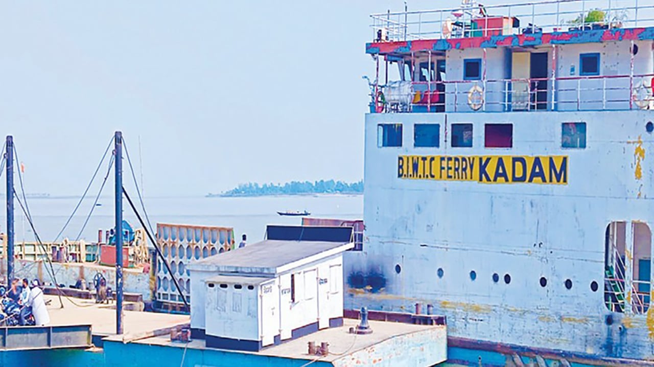 চিলমারী-রৌমারী রুটে ফেরি চলাচলে অচলাবস্থা, বাড়ছে জনদুর্ভোগ