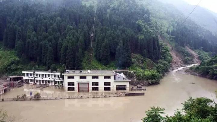 চীনে ভারি বর্ষণ ও ভূমিধসে ১৬ জনের মৃত্যু
