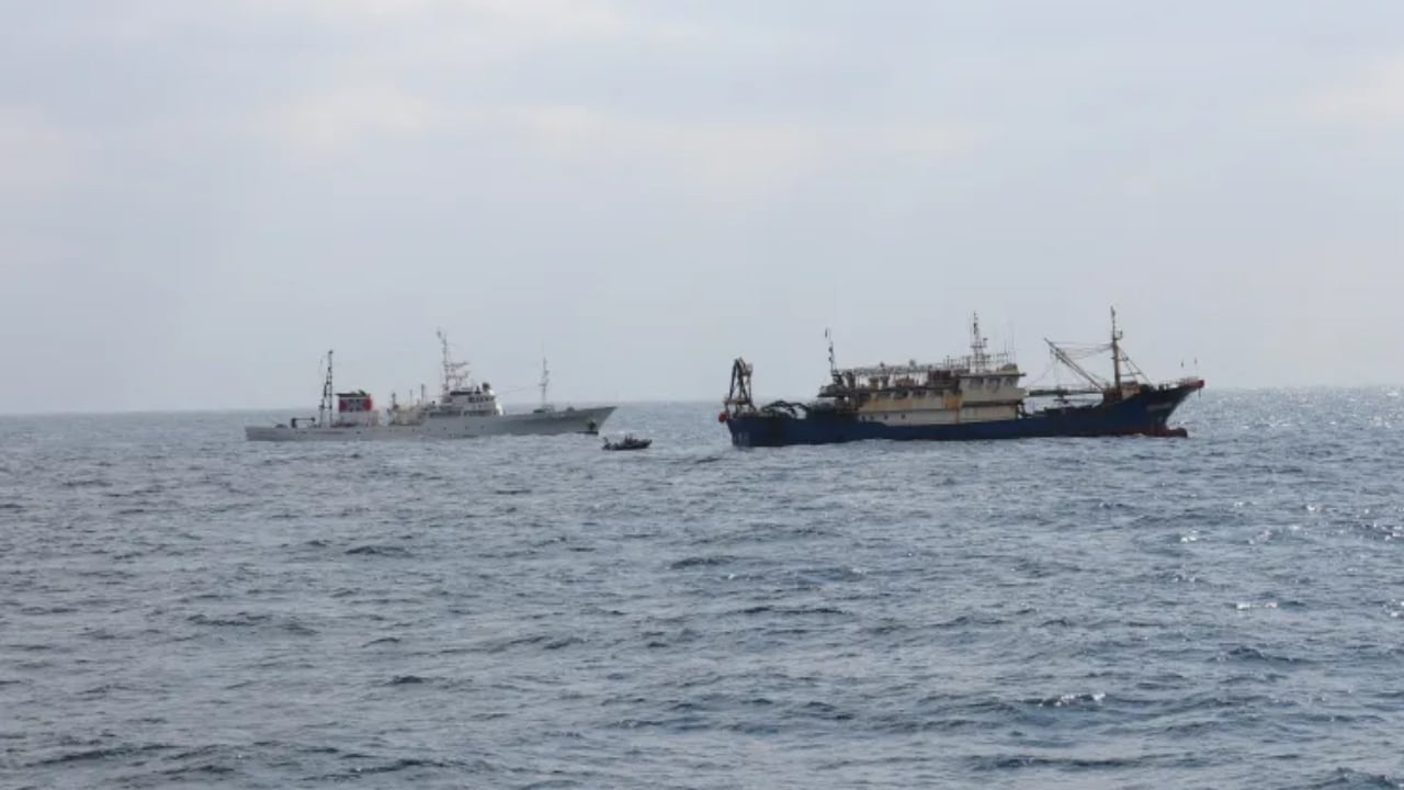 চীনের নৌযান জব্দ করল জাপান