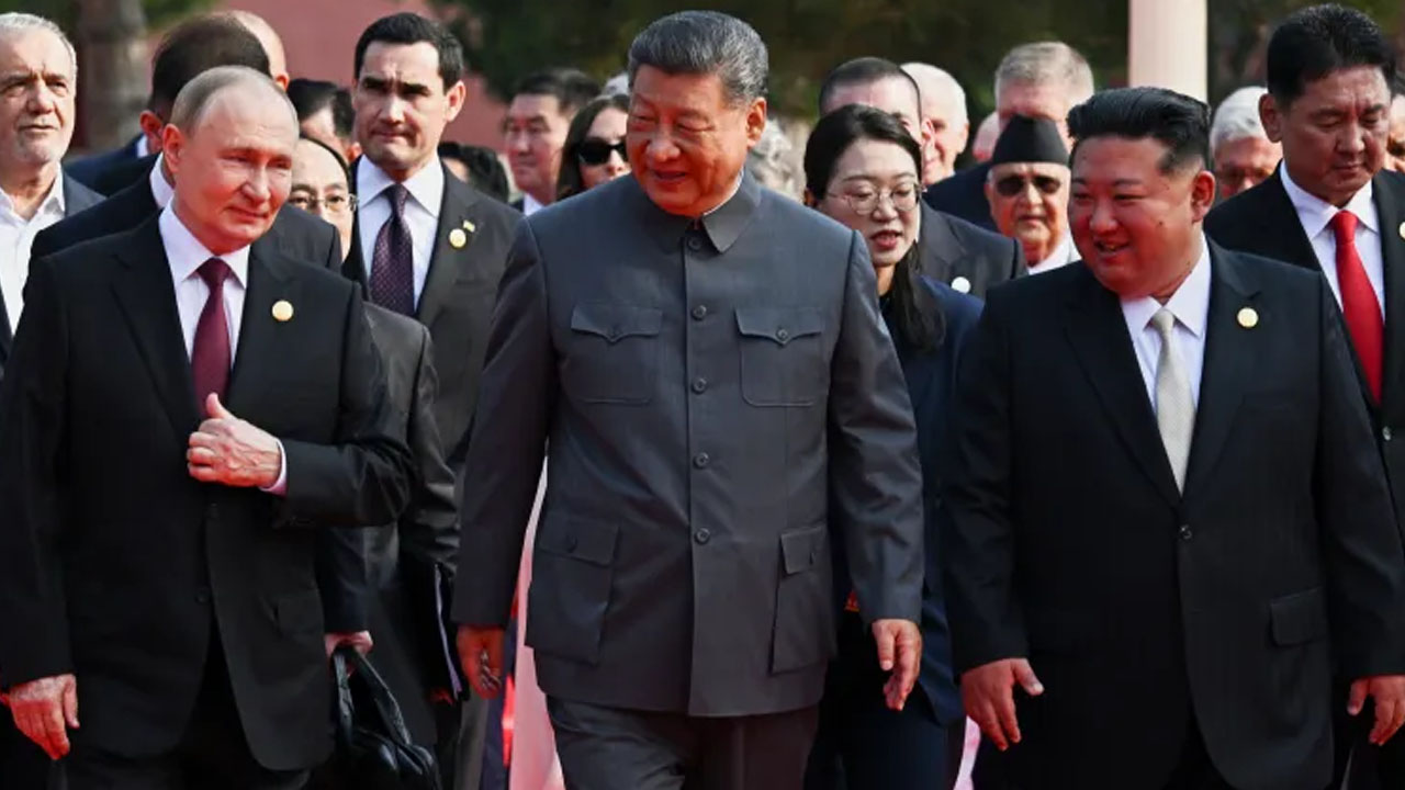 চীনের সামরিক কুচকাওয়াজে শক্তির প্রদর্শন, একমঞ্চে শি-পুতিন-কিম