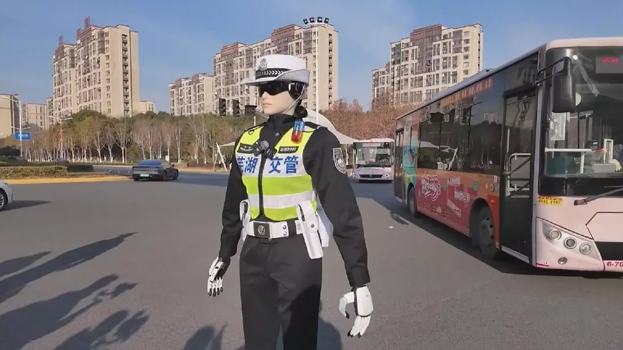 চীনে ট্রাফিক নিয়ন্ত্রণে রোবট পুলিশ