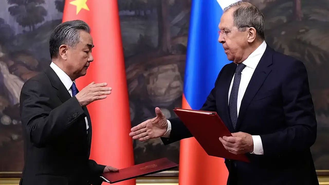 উত্তেজনার মধ্যেই চীন সফরে রুশ পররাষ্ট্রমন্ত্রী