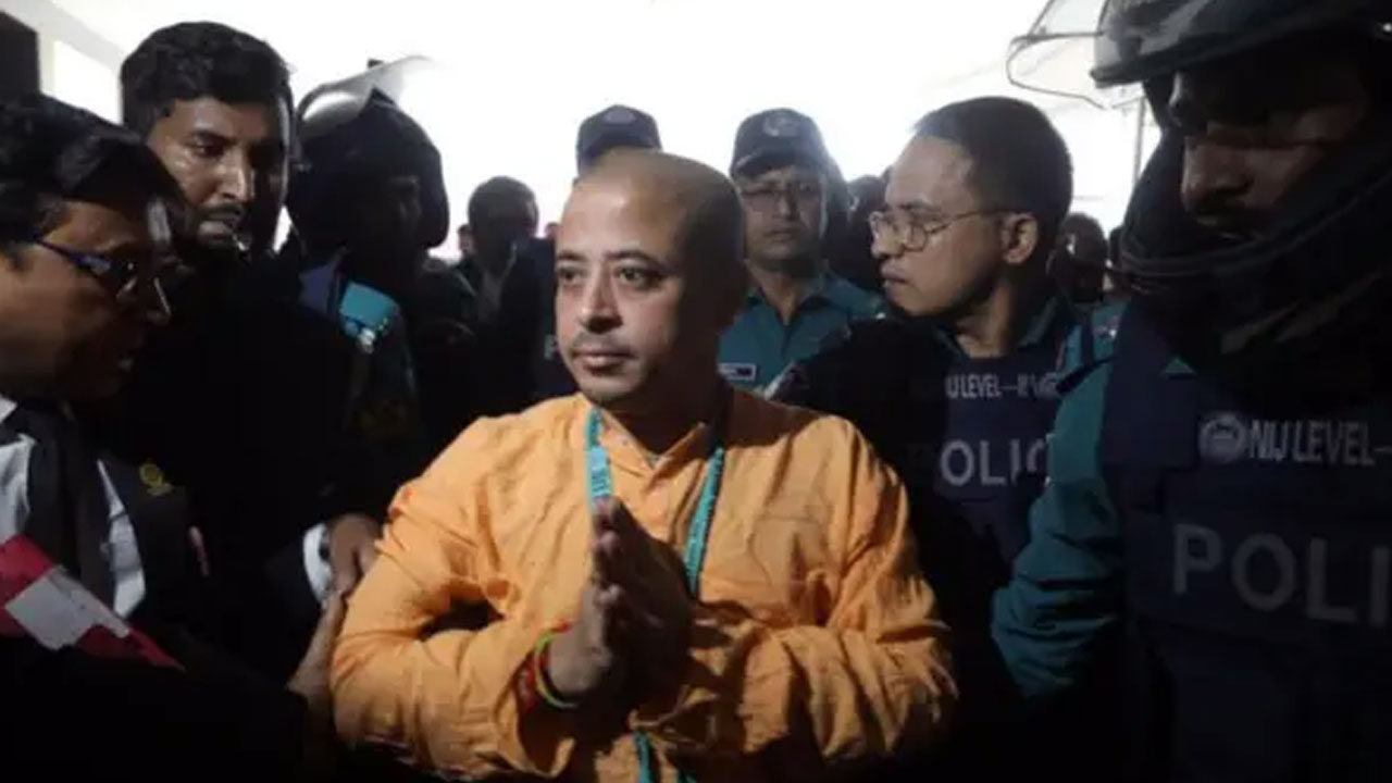 চিন্ময় কৃষ্ণকে জেলগেটে একদিনের জিজ্ঞাসাবাদের নির্দেশ