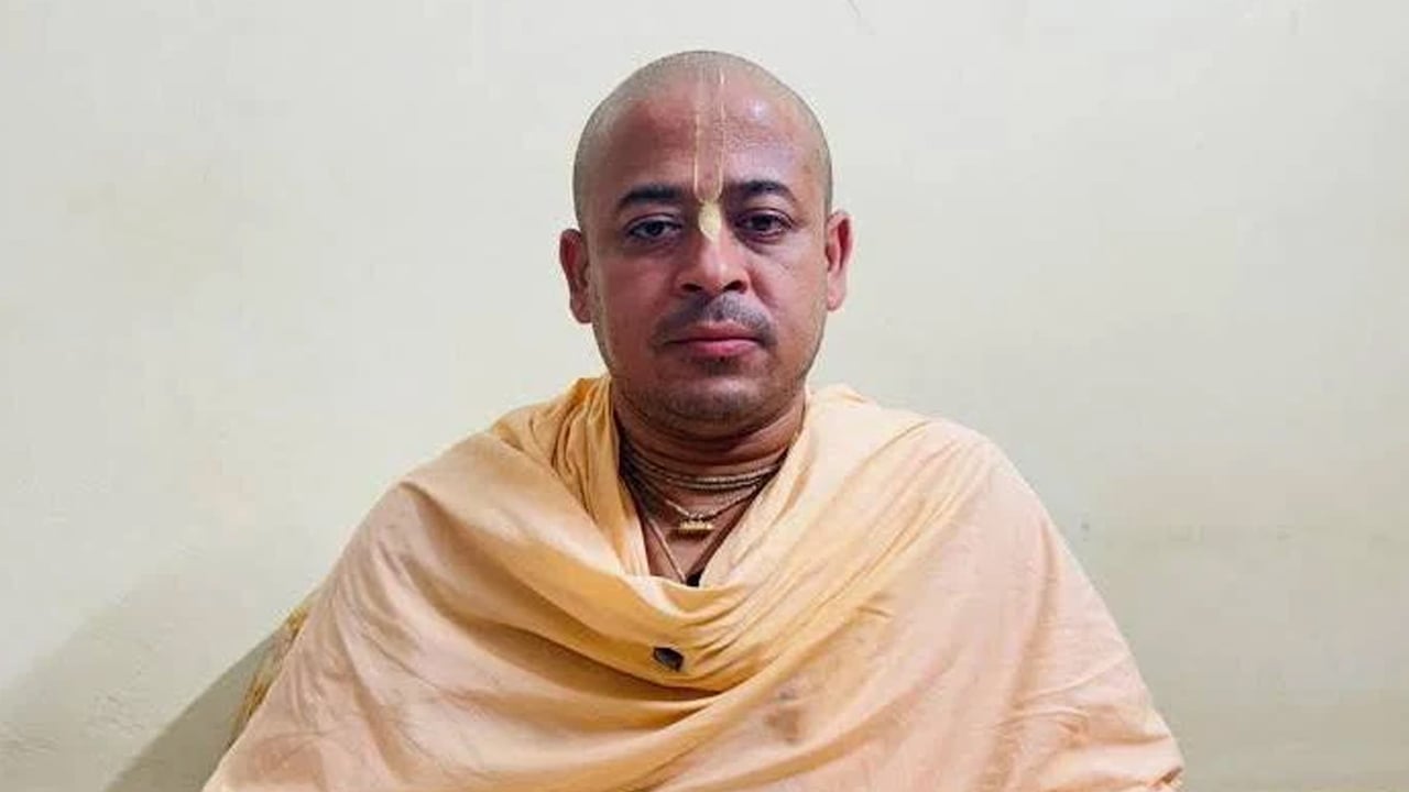 দুই মামলায় জামিন হলেও মুক্তি পাচ্ছেন না চিন্ময় দাস
